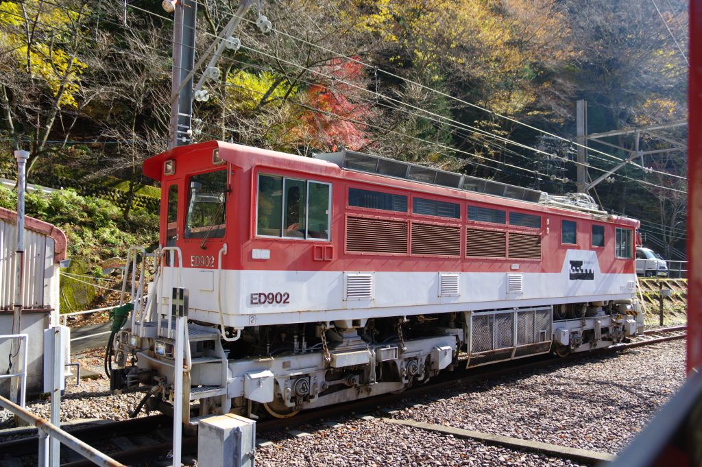 アプトいちしろ駅・アプト式機関車の横を通る