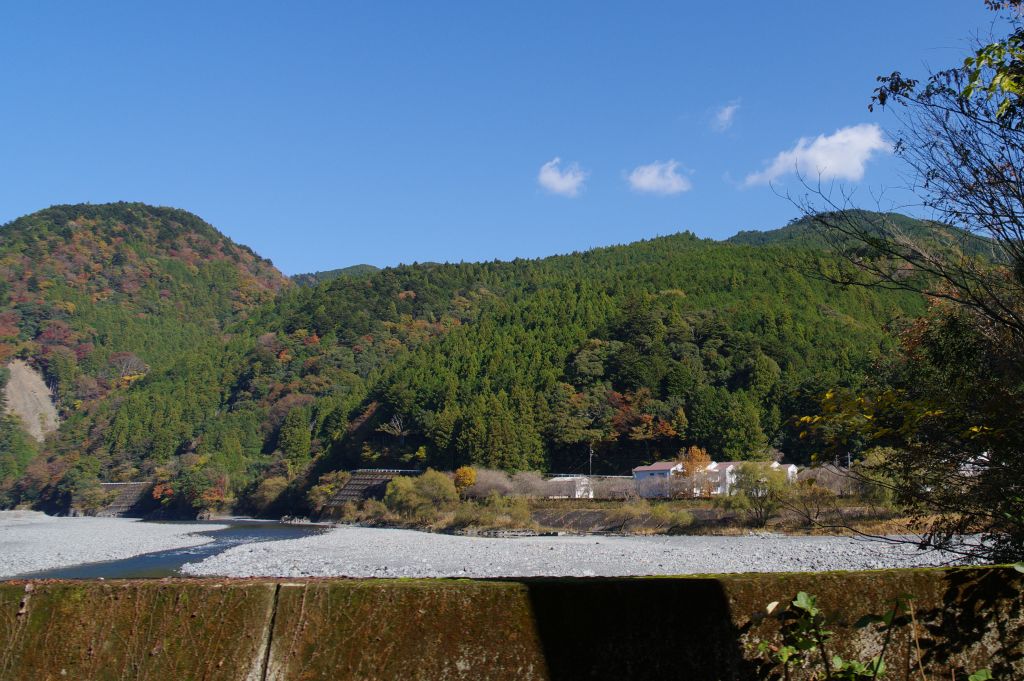 井川線・川根両国~千頭駅間の川沿い