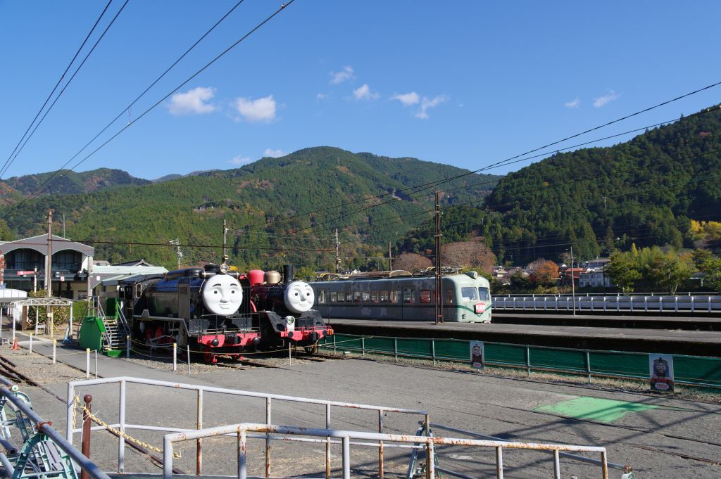 千頭駅・留置車両と山並