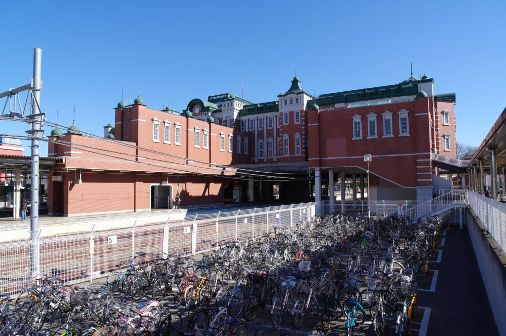 深谷駅・南口の西側の駅舎裏側