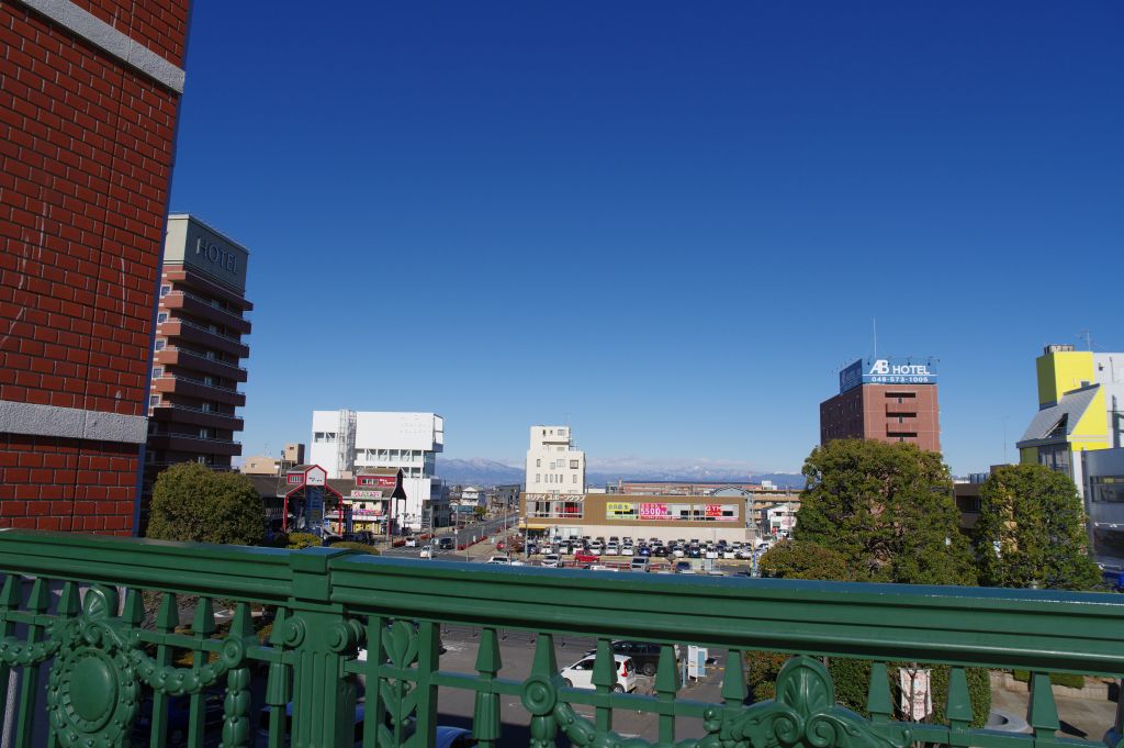 深谷駅・駅舎正面からの山の眺望