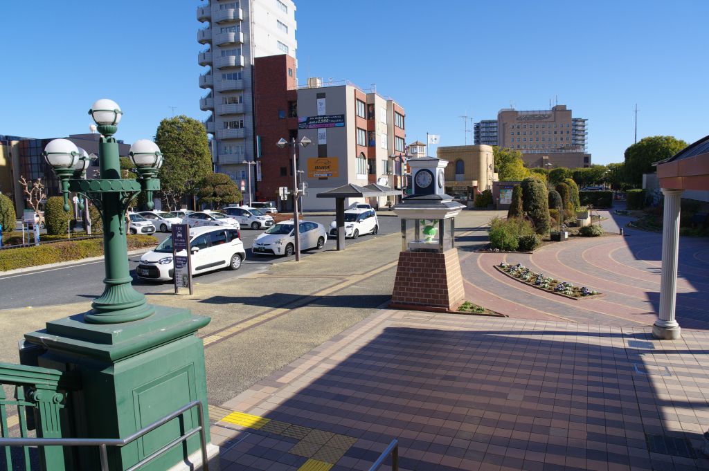 深谷駅・北口へ階段を下りる