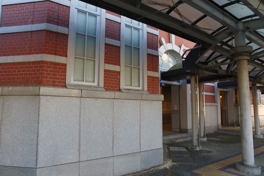 深谷駅・北口の駅舎壁面