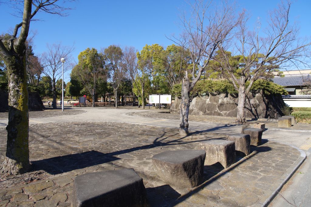 深谷城址公園・南東の入口と石垣