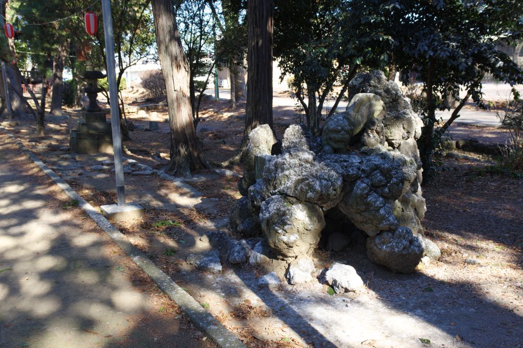 深谷城址・冨士浅間神社・生々しい岩