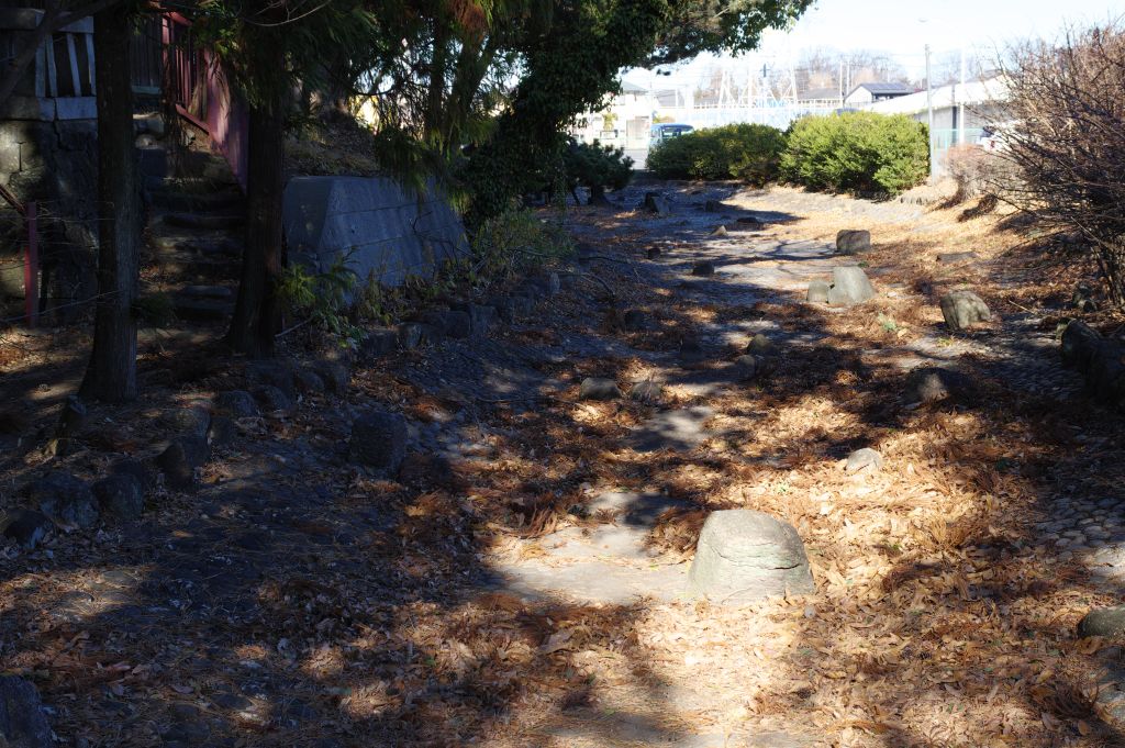 深谷城址・冨士浅間神社・社殿脇の外濠跡