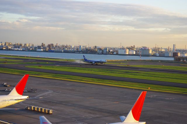 中型機が着地した瞬間には地面に煙がたっていた。川崎の工場地帯も夕陽色に染まっていく。