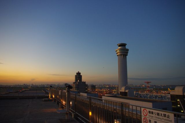 空の西側ほどオレンジ色で、東側は空の青色が深みを増していく。きれいな青空と夕空のグラデーション。開放感のある広い美しい空を一人占めできます。