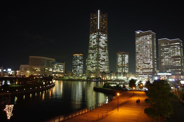 ワールドポーターズより高層ビル群を望む。水面がある夜景は表情があってきれいですね。