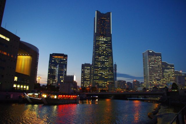 桜木町・大岡川の夜景の写真ページ