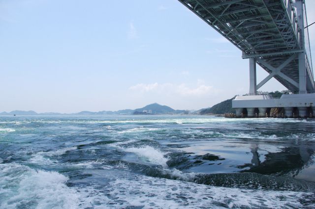 鳴門大橋の真下、ちょうど渦潮のピークの時で、渦を巻いて水面がダイナミックに変化しているのが分かります。