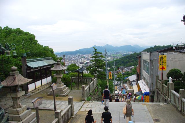 大門の前で振り返る。まだまだ先はありますが、それでも既に結構高い所まで来た感じです。