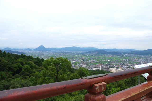 本宮前の高台からの眺めは開放的で讃岐平野を一望できる。