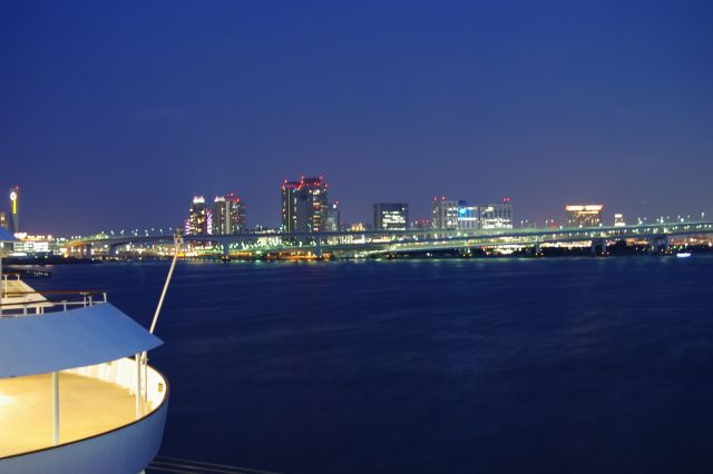 海と空のそれぞれの青色が深まっていく。お台場方面もすっかりにぎやかな明るい夜景となっている。風がとても強く、ブレやすい状態でした。