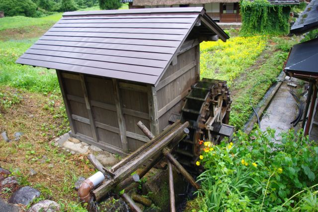 水車や水路、田畑があり、静かで懐かしい田舎風景です。