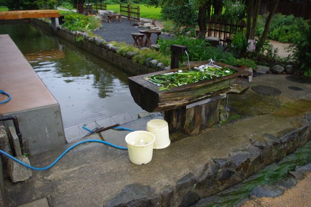 家の前では野菜を冷やしています。のどかで気持ちいい風景。