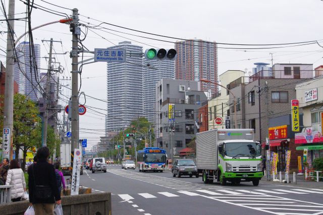 東急東横線の元住吉駅付近、駅の東側のオズ通り商店街の先へ。北側には近年建設ラッシュの武蔵小杉駅周辺の超高層マンションが林立する。