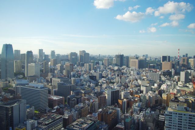 北西方面。内陸側で、遠くまで延々と都会風景が続きます。