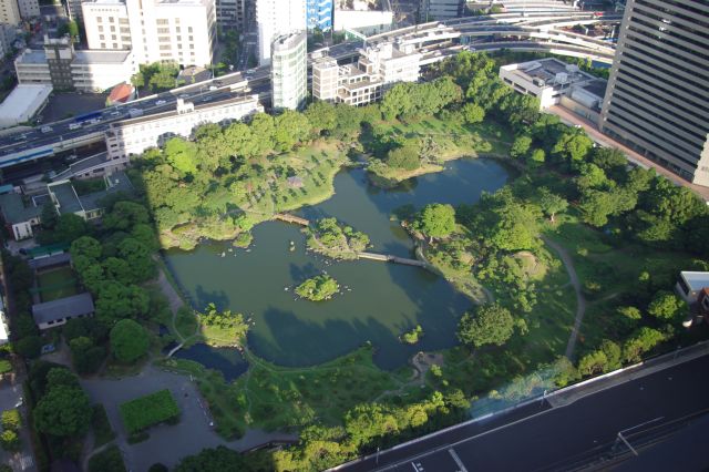 東側真下の旧芝離宮恩賜（おんし）庭園。都市風景の中の緑の空間の前景を見渡せる。