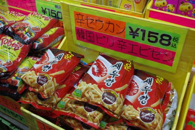 お店は中国の商品、と思いきや韓国の商品も。かっぱえびせん…？