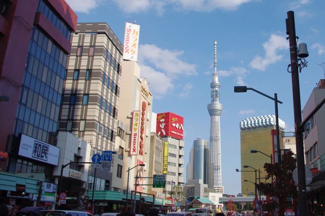 雷門交差点から横を見ると、東京スカイツリーが大きく存在感を示していた。