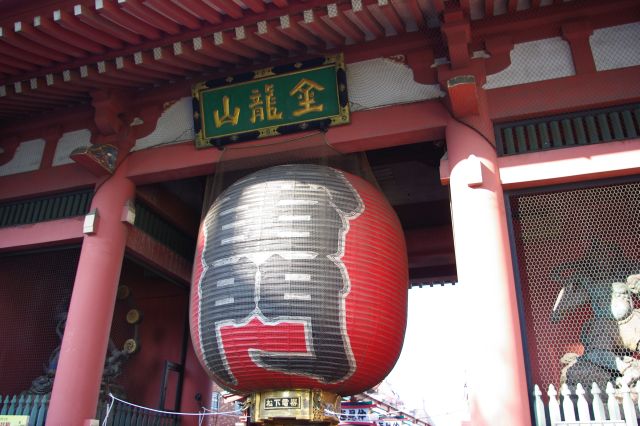 大きな「雷門」の提灯。