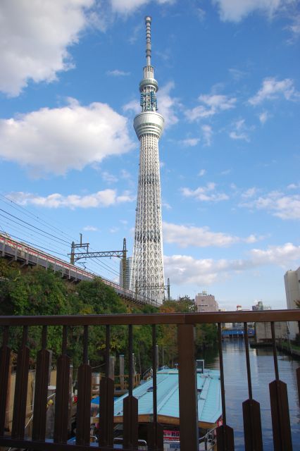 橋の下の運河には屋形船が停泊していた。