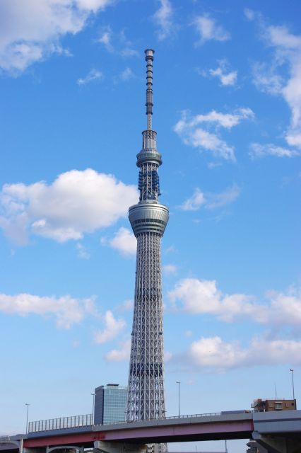 東京スカイツリー。名前の通り空に向かって大きく立っている。