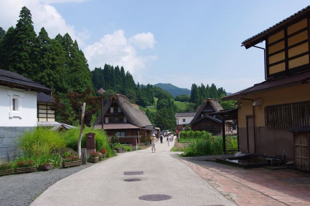 建物から出て通りを進んでいく。蔵もあれば現代風の木造戸建ても少しあります。