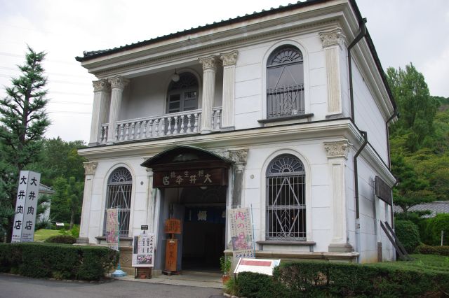 広い園内には明治時代の建物がたくさん移築・復元されている。「１丁目」エリアにある大井肉店。