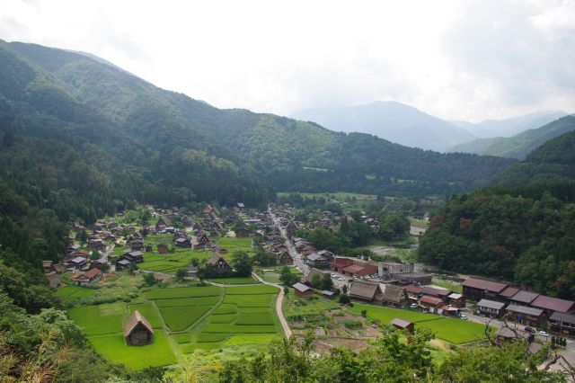 白川郷付近の山の上にある、城山展望台へとやってきた。白川郷荻地区一面を眺めることができます。