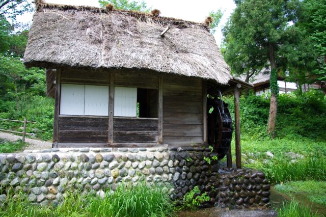 白川郷と川を挟んで反対側（展望台からの構図より右の方）には大きな駐車場があり、その付近にある野外博物館という合掌造りを移築・保存しているエリアです。水車小屋も小さな合掌造りでした。