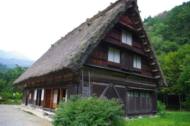 他の建物。山の天気らしく急に雨が降ってきたのでここで一休み。