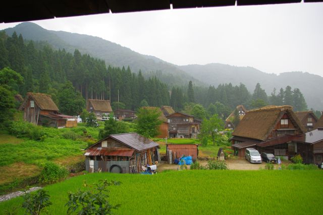 上の階の窓からの風景。この中に居る間に雨が降ってきました。