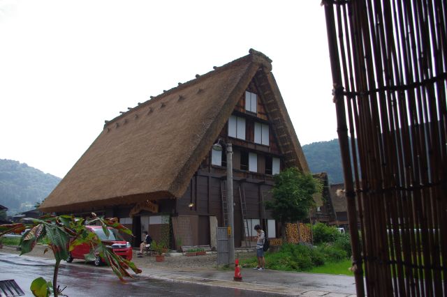 雨のため休憩所で休憩中。目の前に見えるこの建物も大きい。