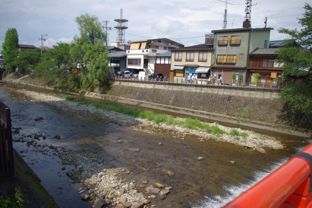 陣屋前交差点から朱色の橋を渡り、古い町並みのある地区へと進んでいきます。