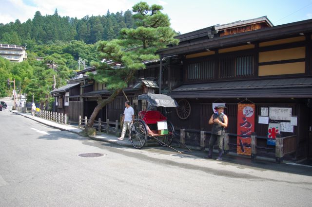 川を渡ると風景は一変して、古い懐かしい建物でいっぱい。