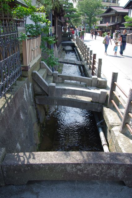 建物と道路の間にある水路と小橋も風情のある雰囲気。