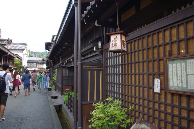 土産物屋、カフェ等が並ぶ。狭い通りに観光客がたくさん行き来していた。