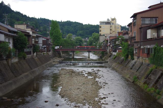 再び川を渡り、高山駅へと戻っていきます。