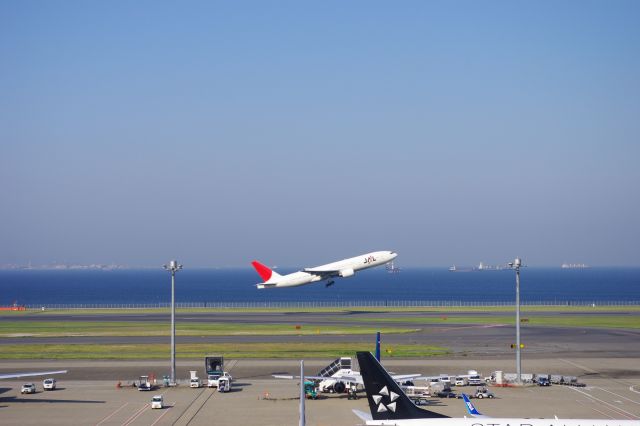 大きな音と共にＪＡＬ機が離陸するところ。東京湾上にはコンテナ船などがのんびりと行き交う様子が見られる。