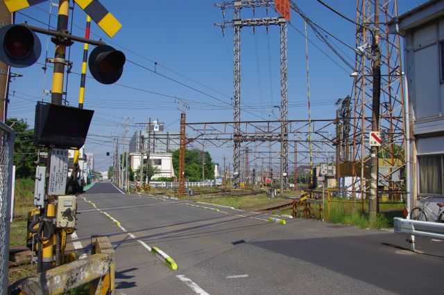 浜川崎駅から出てすぐの踏み切り。貨物線の線路が並ぶ。