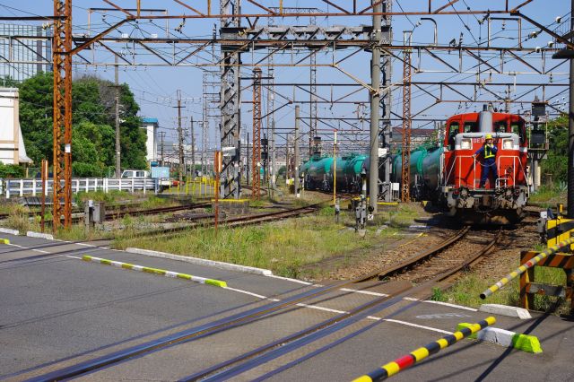 右側には鶴見線の駅もありますが、ここでは旅客より貨物列車の方が断然にぎわっている。