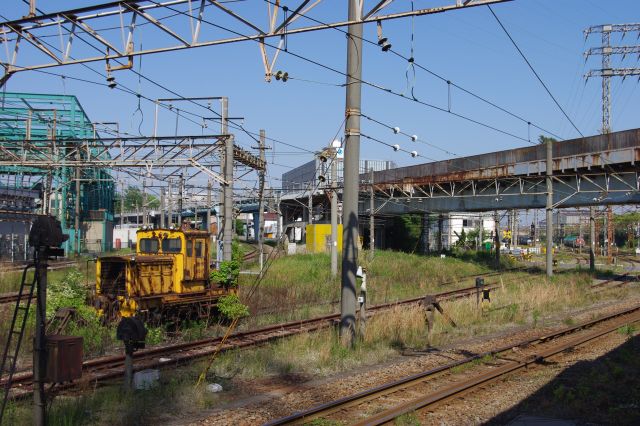 駅前には貨物線の線路がたくさん。古びた小型機関車が放置されていた。