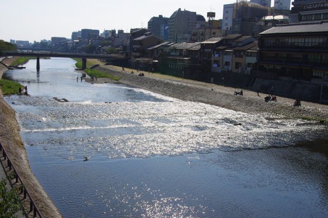 四条大橋より。直線の川なので橋の上からは遠くまで見通せる。