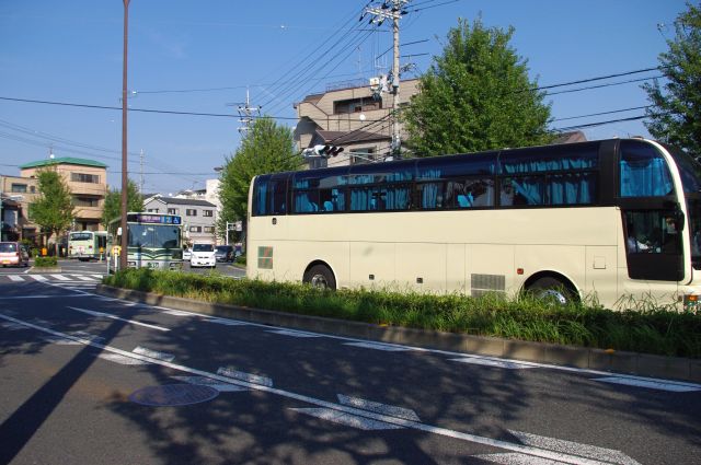 四条から立命館大学へのバスに乗り金閣寺付近へ。金閣寺の入り口が混雑しているとのこどで、運転手が手前の金閣寺道バス停で降りることを勧めてくれた。金閣寺への入り口はたしかにかなりの混雑だった。