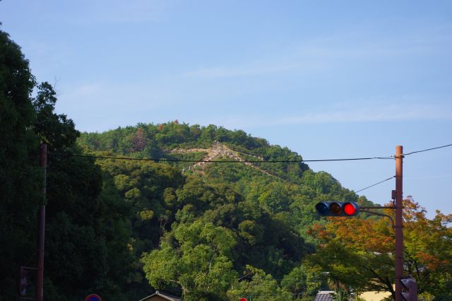 金閣寺の入り口前から、大文字山の大の字がはっきりと見えた。