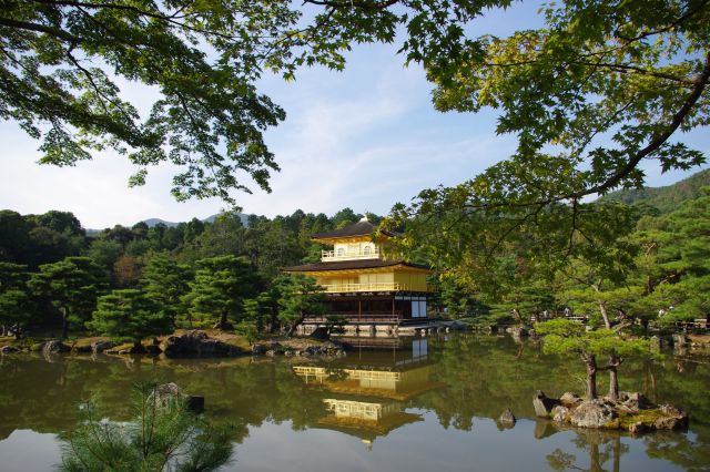 美しく造形された庭園の中に、それを際立てるように金閣が佇み、水面にも反射している。全体で魅力的な風景です。