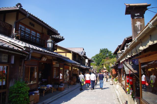 京都らしい風情な町並みが続きます。