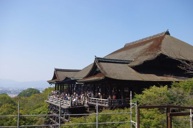 大きな屋根の本堂。